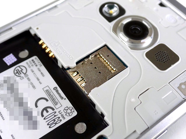 SIMカードとmicroSDカードのスロットは上段・下段に重なる配置
