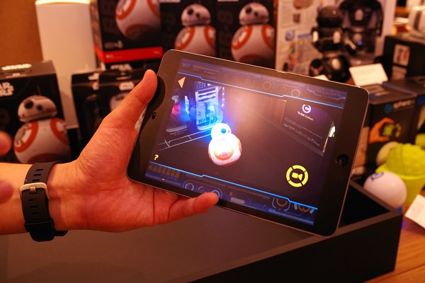 BB-8の頭に顔が映し出されて「フォースを感じるのだーーー!!」ってしゃべってる!