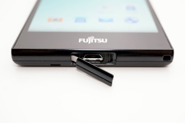 キャップ付きのmicroUSB端子