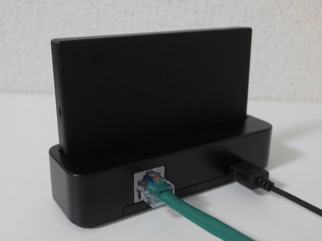 専用クレードル(別売)を用意すれば、LANケーブルを接続して固定回線代わりとすることも