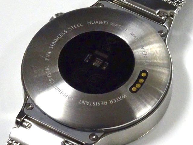 本体裏面には心拍センサーと充電時に使用する専用端子