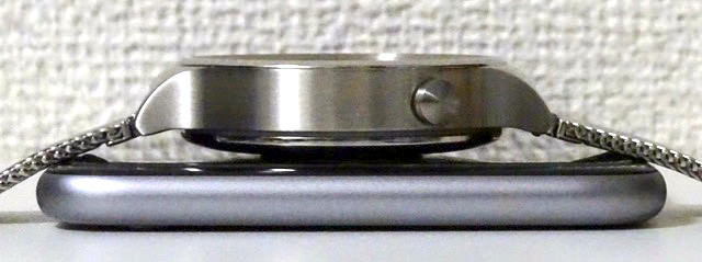 本体はiPhone 6 Plusよりもやや厚め