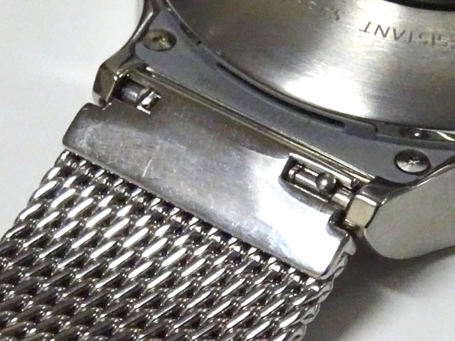 付属のバンドはバネ棒についた突起で簡単に取り外し可能
