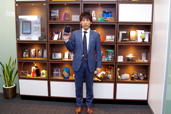 取材後に撮影させていただいた、オフィス内に飾られたスマホグッズ。