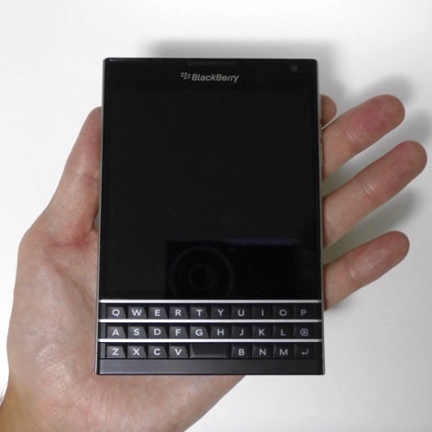 一方BlackBerry Passportはファブレットと比較しても幅は大きめ