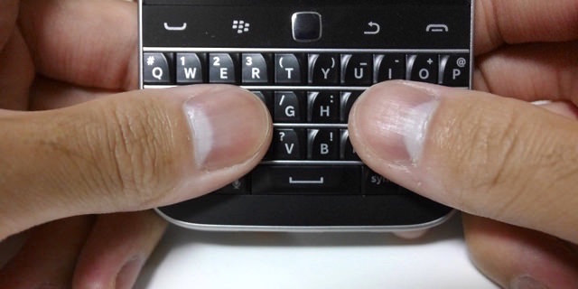 BlackBerry Classicのキーボードはキー幅が狭いので指先でポチポチ押している感じがなおさら強い