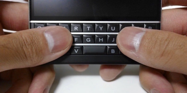 BlackBerry Passportは両手でどっしり持って入力に専念できる印象