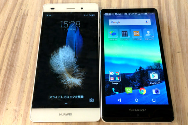 Huawe P8lite(左)とSH-M02(右)。どちらも5インチの液晶だ