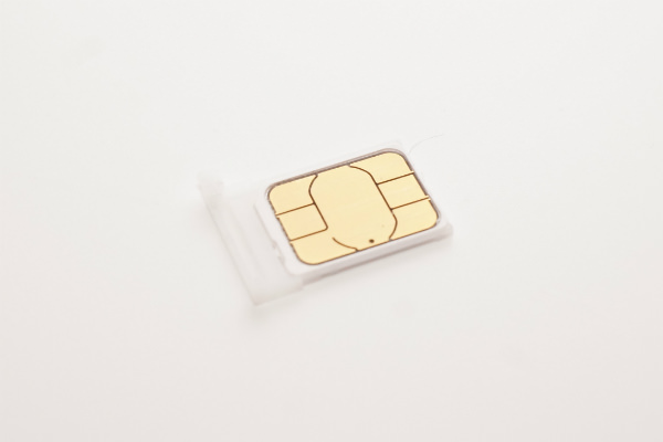 スマホ本体を裏返すと挿入しやすいです