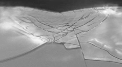 他の化学強化されたカバーガラスは、横割れが発生