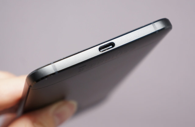 こちらもシリーズ初搭載の「USB-C」