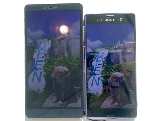 ともにディスプレイの明るさを最大にした極(左)とXperia Z3(右)