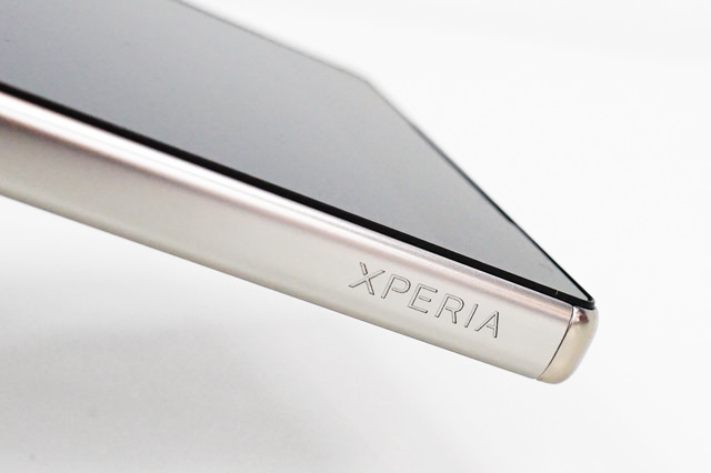 フレームに映える刻まれたXPERIAのロゴ