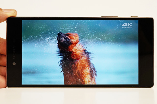 806PPIにもなる非常に決めの細かい5.5インチ4K解像度