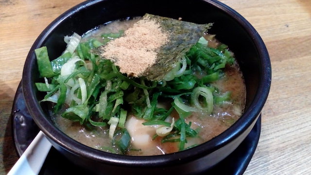 カメラはどちらかといえば寒色系の色味