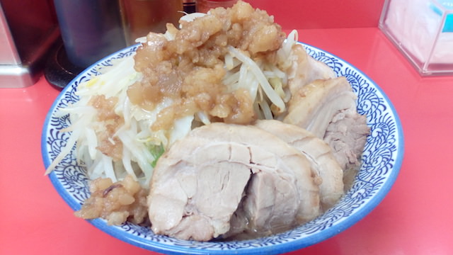 料理もそれなりに撮れるが脂のツヤなどはかなり弱め