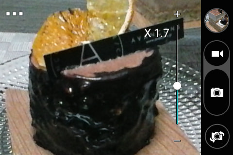 ピンチ操作でデジタルズームが可能。最大4倍まで