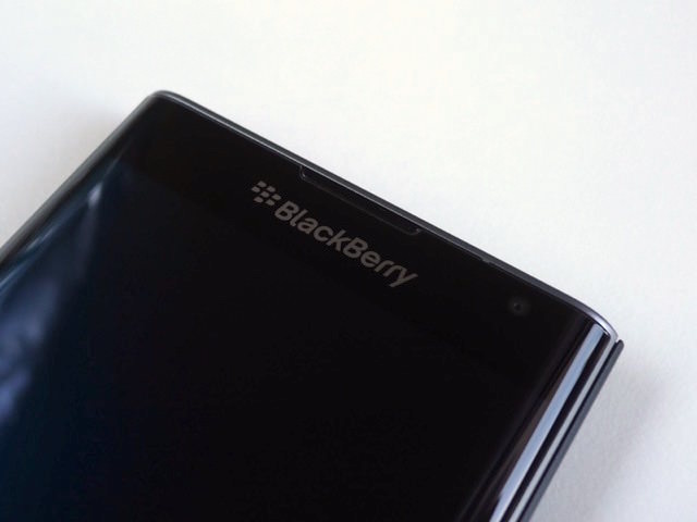 ディスプレイ上部には BlackBerry のロゴ