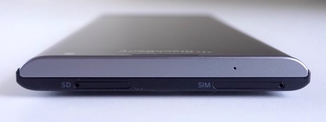 端末上部にはSIMカードスロット、microSDカードスロットを配置