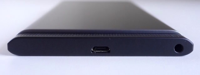 イヤフォンジャックとmicroUSBコネクタは下面に