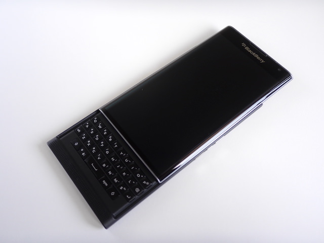 スライド式のQWERTY物理キーボードを展開した様子