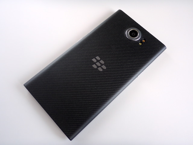 BlackBerry PRIVのリアパネル
