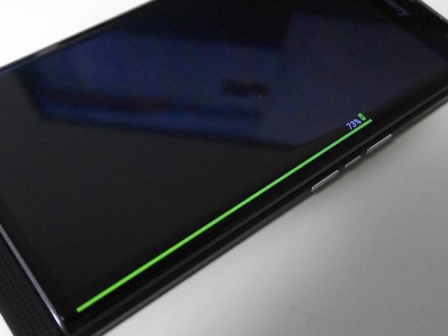 画面点灯時、消灯時にバッテリーの充電状況をエッジスクリーン部に表示可能