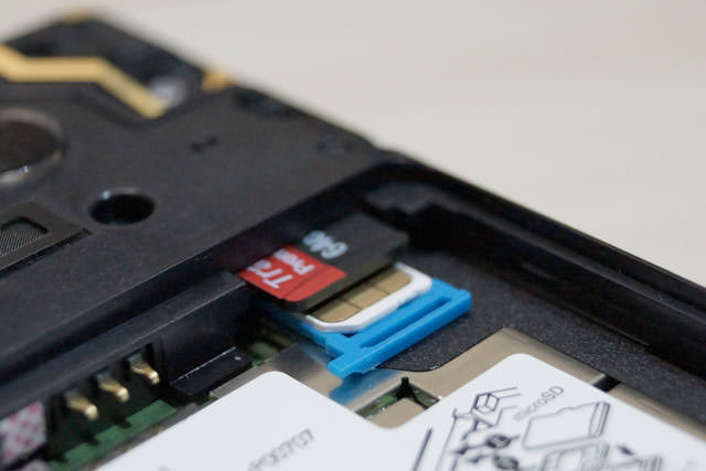 バッテリーを外すと、SDカードとSIMカードのスロット