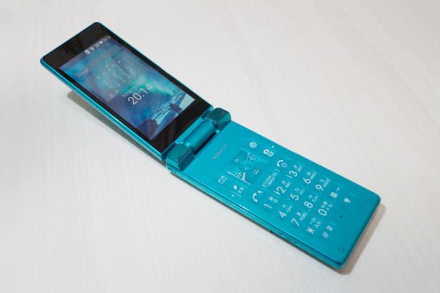 開くと方向キーや決定キー、テンキーなどが現れる