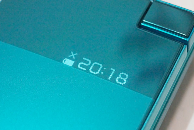 サブディスプレイには時刻やバッテリー残量などの情報が表示される