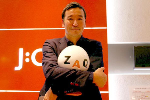 ZAQを抱きかかえる中馬氏。取材にご協力いただきありがとうございました