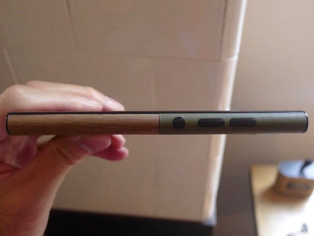 右面には電源キーと音量キー