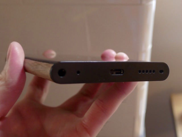 下面にはイヤフォンジャック、マイク、USB Type-Cコネクタ、ストラップホール、スピーカーを配置