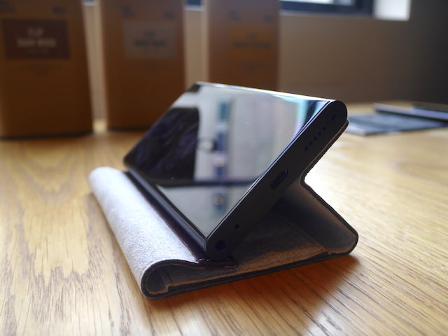 カバー素材の摩擦を利用して立てるため、角度は無段階で調整可能