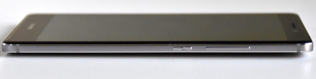 右面にはボリュームキーと電源キー。電源キーにはスピン加工が施されている
