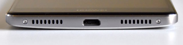 下面にはMicroUSBコネクタとスピーカー