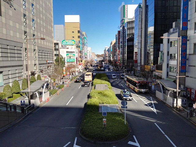 HDRオンで撮影した昼間の街の景色