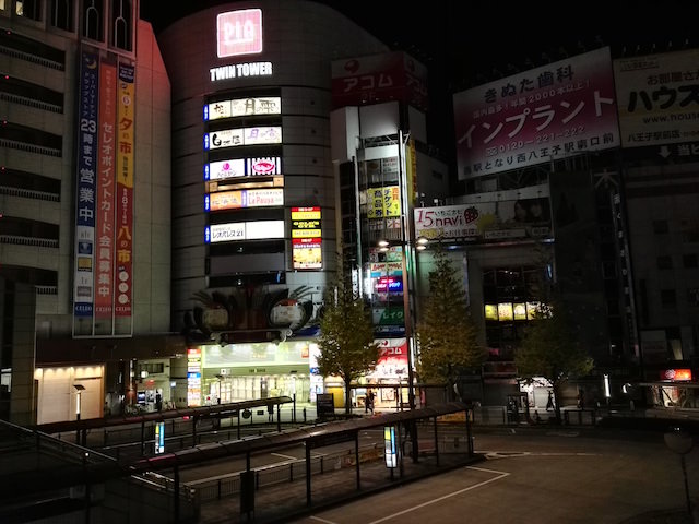 オートモードで通常撮影した写真。明るい場所と暗い場所の照度差が大きくもう少し頑張って欲しい仕上がりに