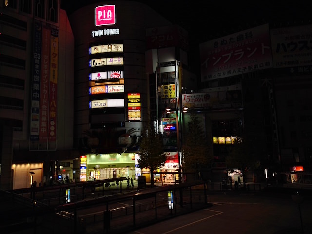 一方明るい場所に照度を合わせると、照度の低い場所がほぼ見えなくなってしまう