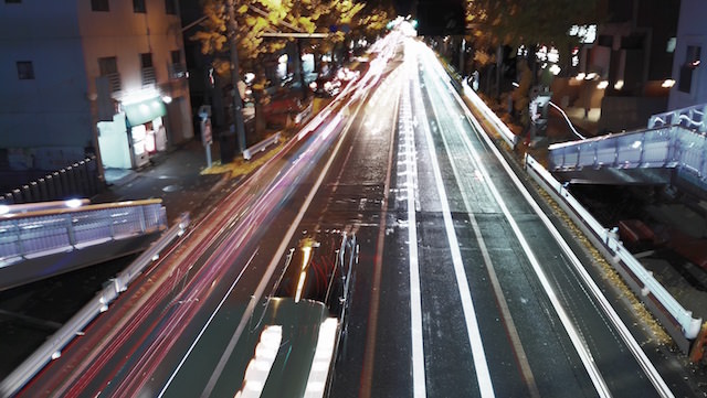 テールライトモードで撮影した例。車のライトが線で記録される