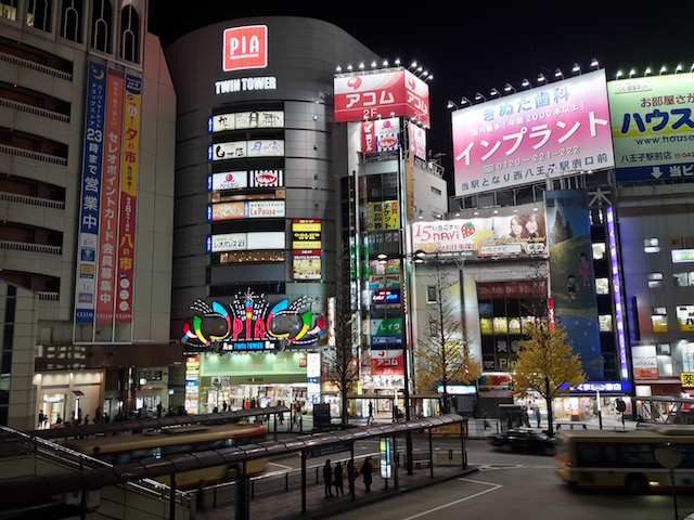 HDRオンで撮影した夜の街の景色