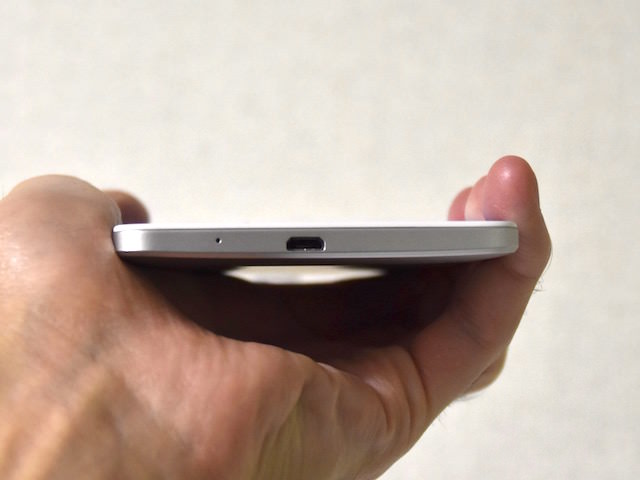 Mate 7を片手で掴んだ様子