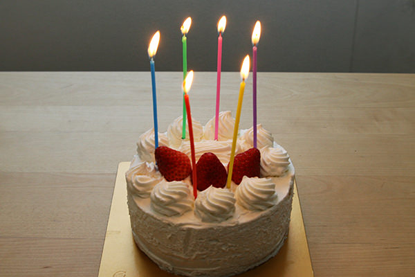 おいしそうな、誕生日のケーキ。ろうそくの数は適当です