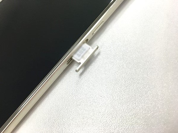 SIMカードをトレイに乗せます。このときウラオモテ・向きに注意しましょう