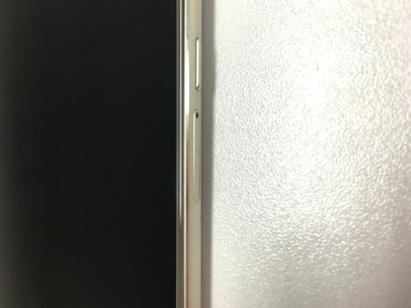 しっかりとスマートフォンに挿入します