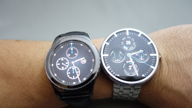 左腕で装着時。左:Gear S2 Classc、右:moto360