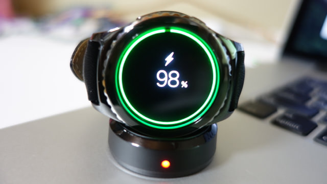 クレードルでの充電の様子