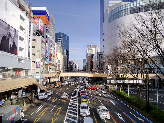 晴れた昼の街の風景
