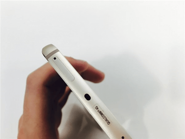しっかりとスマートフォンに挿入します