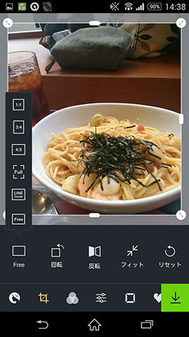 トリミングはプリセットがあるほか、フリーサイズに変更も。フィットでトリミングエリアに写真をぴったりとはめ込める